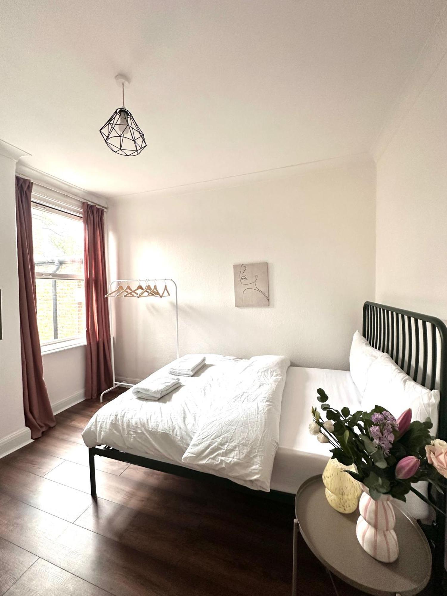 Charming, Renovated Residence In Willesden Green ลอนดอน ภายนอก รูปภาพ